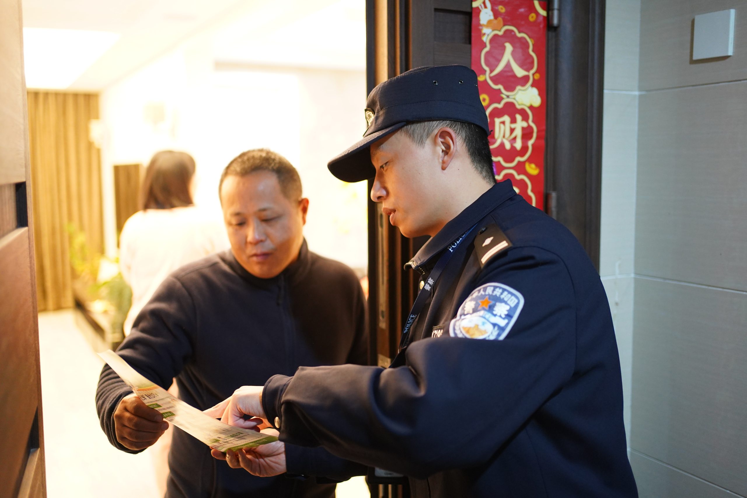 玉城派出所联合南门社区积极开展夜间大巡防活动